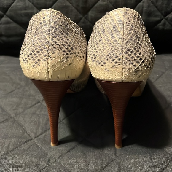 Stuart Weitzman Platform Snakeskin Leather Pump - Picture 11 of 12